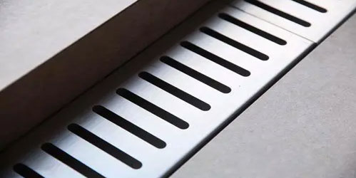 济南一女子掉进雨水井 被井篦子划伤腿部血肉模糊